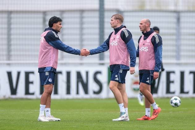 27 10 2025, Football, Season 2025 2026, Training FC Schalke 04, f l Mertcan Ayhan FC Schalke 04 , Peter Remmert FC Schalke 04 high-five, Gelsenkirchen Training ground FC Schalke 04 NRW Germany xRHR PHOTO YYx Copyright: RHR-FOTOx RHR-FOTO YY