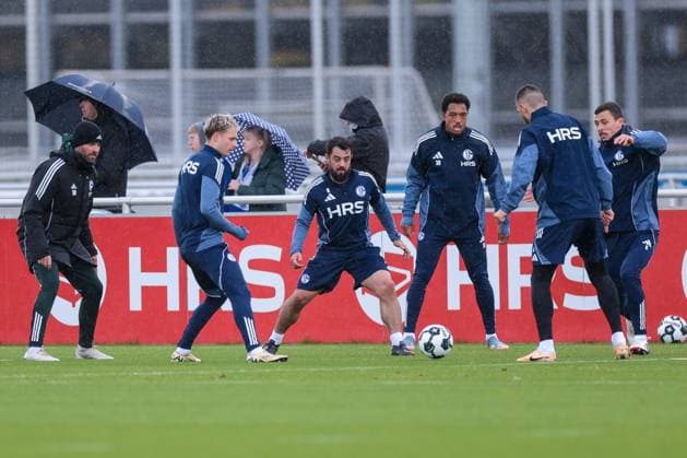 27 10 2025, Football, Season 2025 2026, Training FC Schalke 04, f l Finn Porath FC Schalke 04 , Amin Younes FC Schalke 04 , Anton Donkor FC Schalke 04 , Ron Schallenberg FC Schalke 04 , Gelsenkirchen Training ground FC Schalke 04 NRW Germany xRHR PHOTO YYx Copyright: RHR-FOTOx RHR-FOTO YY