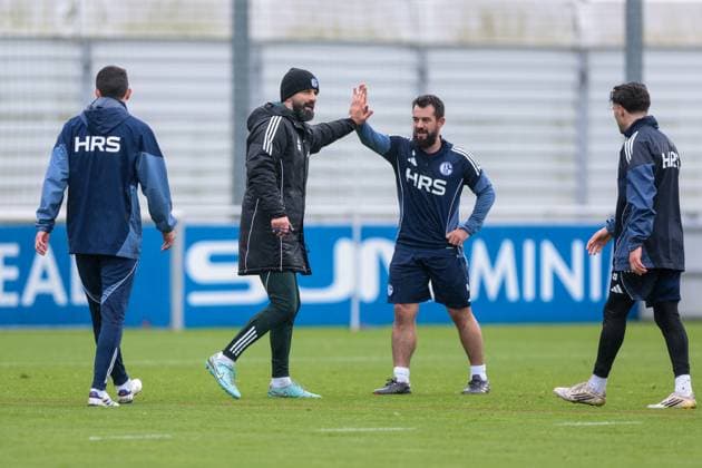 27 10 2025, Football, Season 2025 2026, Training FC Schalke 04, f l Coach Miron Muslic FC Schalke 04 , Amin Younes FC Schalke 04 high-five, Gelsenkirchen Training ground FC Schalke 04 NRW Germany xRHR PHOTO YYx Copyright: RHR-FOTOx RHR-FOTO YY