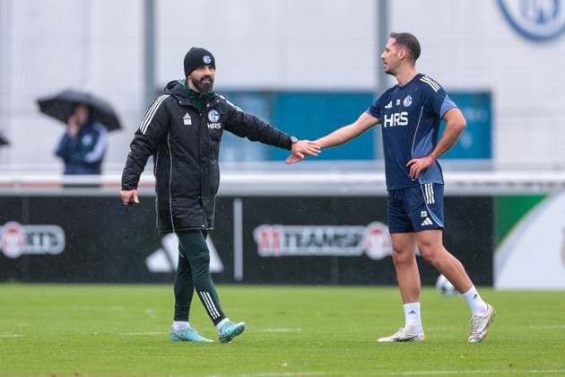 27 10 2025, Football, Season 2025 2026, Training FC Schalke 04, f l Coach Miron Muslic FC Schalke 04 , Nikola Katic FC Schalke 04 high-five, Gelsenkirchen Training ground FC Schalke 04 NRW Germany xRHR PHOTO YYx Copyright: RHR-FOTOx RHR-FOTO YY