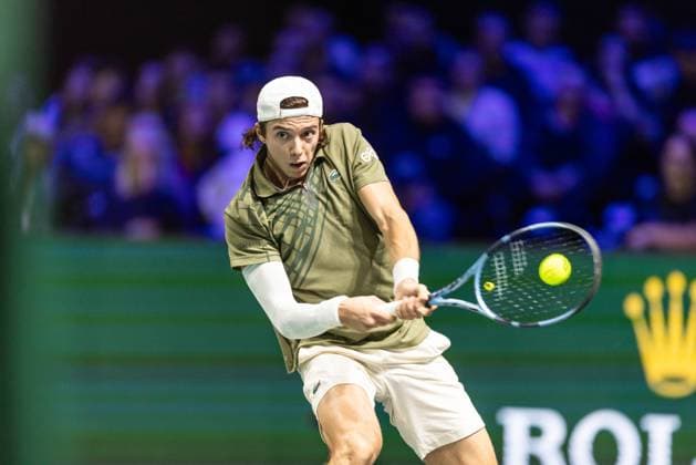 Rolex Paris Masters 2025 - Day 1 Arthur Cazaux (FRA) plays his men s singles match against Luciano Darderi (ITA) on day one of the Paris ATP, Tennis Herren Masters 1000 tennis tournament at the Paris La Defense Arena in Nanterre, on the outskirts of Paris. Paris France  Copyright: xIbrahimxEzzatx originalFilename:ezzat-notitle251027_npLBp.jpg