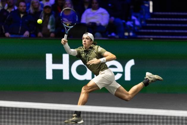 Rolex Paris Masters 2025 - Day One Arthur Cazaux (FRA) plays his men s singles match against Luciano Darderi (ITA) on day one of the Paris ATP, Tennis Herren Masters 1000 tennis tournament at the Paris La Defense Arena in Nanterre, on the outskirts of Paris. Paris France  Copyright: xIbrahimxEzzatx originalFilename:ezzat-notitle251027_npj67.jpg