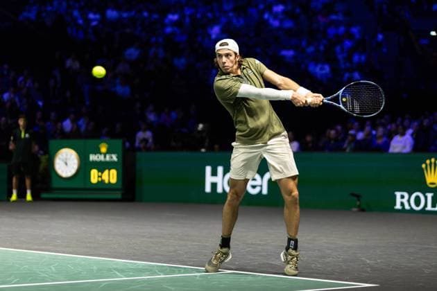 Rolex Paris Masters 2025 - Day One Arthur Cazaux (FRA) plays his men s singles match against Luciano Darderi (ITA) on day one of the Paris ATP, Tennis Herren Masters 1000 tennis tournament at the Paris La Defense Arena in Nanterre, on the outskirts of Paris. Paris France  Copyright: xIbrahimxEzzatx originalFilename:ezzat-notitle251027_npwuf.jpg