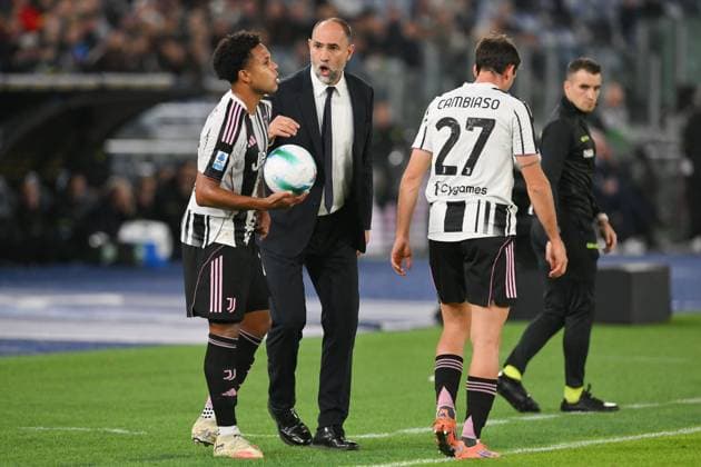Foto IPP Roberto Ramaccia Roma 26 10 2025 Campionato di Calcio Serie A 2025 2026 Lazio vs Juventus Nella foto Igor Tudor allenatore della Juventus parla con Weston McKennie Italy Photo Press - World Copyright Roma italy Italia ITALY  Copyright: xR4924_italyphotopressx