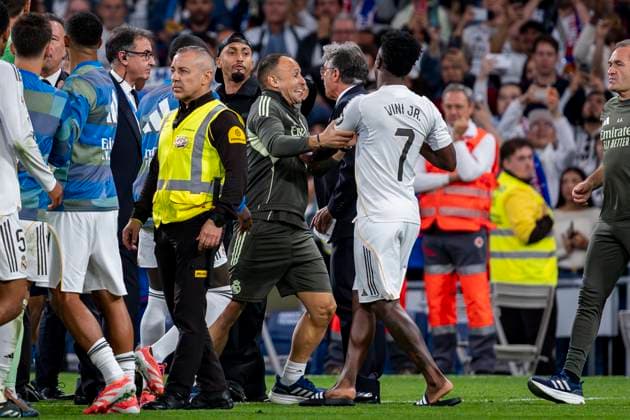 Real Madrid CF vs Barcelona FC - LaLiga EA Sports Vinicius Junior of Real Madrid (R) is escorted off the pitch as he gestures towards Raphinha of FC Barcelona, Barca (L) as they leave the pitch after the LaLiga EA Sports football match between Real Madrid CF and FC Barcelona at Estadio Santiago Bernabeu on October 26, 2025 in Madrid, Spain. Madrid Estadio Santiago Bernabeu Madrid Spain Copyright: xAlbertoxGardinx AGardin_20251026_Foot_Liga_ReaMad_Bar_1317