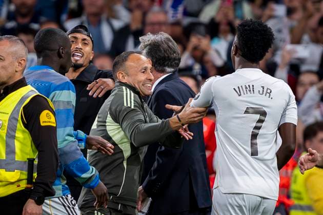 Real Madrid CF vs Barcelona FC - LaLiga EA Sports Vinicius Junior of Real Madrid (R) is escorted off the pitch as he gestures towards Raphinha of FC Barcelona, Barca (L) as they leave the pitch after the LaLiga EA Sports football match between Real Madrid CF and FC Barcelona at Estadio Santiago Bernabeu on October 26, 2025 in Madrid, Spain. Madrid Estadio Santiago Bernabeu Madrid Spain Copyright: xAlbertoxGardinx AGardin_20251026_Foot_Liga_ReaMad_Bar_1318