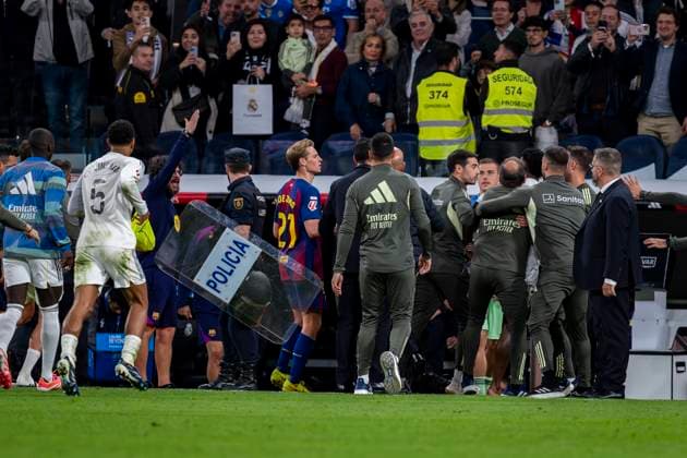 Real Madrid CF vs Barcelona FC - LaLiga EA Sports Vinicius Junior of Real Madrid (R) is escorted off the pitch as he gestures towards Lamine Yamal and Raphinha of FC Barcelona, Barca as they leave the pitch after the LaLiga EA Sports football match between Real Madrid CF and FC Barcelona at Estadio Santiago Bernabeu on October 26, 2025 in Madrid, Spain. Madrid Estadio Santiago Bernabeu Madrid Spain Copyright: xAlbertoxGardinx AGardin_20251026_Foot_Liga_ReaMad_Bar_1330