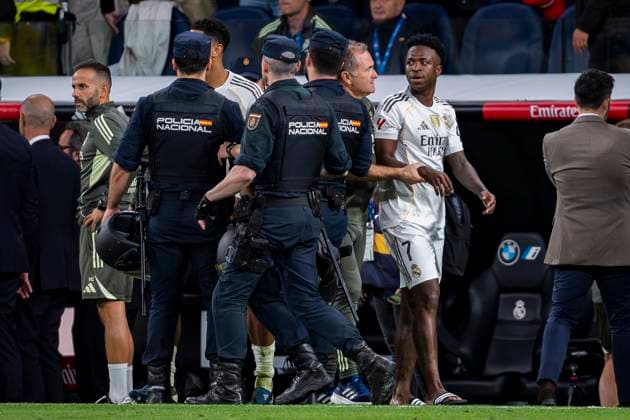 Real Madrid CF vs Barcelona FC - LaLiga EA Sports Vinicius Junior of Real Madrid (R) is escorted off the pitch by Luis Llopis, goalkeeper coach of Real Madrid, after the LaLiga EA Sports football match between Real Madrid CF and FC Barcelona, Barca at Estadio Santiago Bernabeu on October 26, 2025 in Madrid, Spain. Madrid Estadio Santiago Bernabeu Madrid Spain Copyright: xAlbertoxGardinx AGardin_20251026_Foot_Liga_ReaMad_Bar_1359