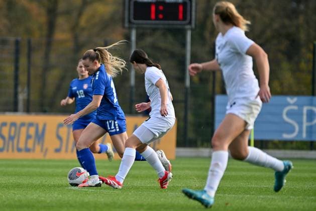 Radomlje, Slovenia, October 27th 2025, Allegra Poljak of Serbia (2L) in action against Kaja Korosec of Slovenia (2R) during the International women?s football Friendly match between Slovenia and Serbia at Sports Park Radomlje, Radomlje, Slovenia. (Photo by Igor Kupljenik Sports Press Photo) Copyright: xIgorxKupljenikx xSPPx Sportspressphoto_SPR52574