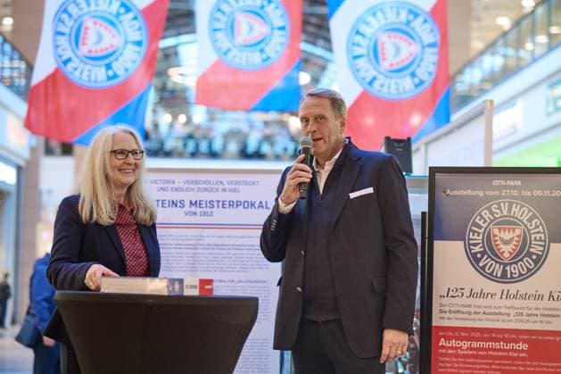 27 10 2025, 125th anniversary Holstein Kiel KSV exhibition opening at Citti Park Kiel, soccer, men, 2 BL 2 Bundesliga , season 2025 2026 Citti Park Kiel center manager Silke Brombacher and Holstein President Steffen Schneekloth Kiel Citti Park Kiel, shopping center Schleswig Holstein Germany