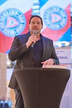 27 10 2025, 125th anniversary Holstein Kiel KSV exhibition opening in Citti Park Kiel, soccer, men, 2 BL 2 Bundesliga , season 2025 2026 Club historian Patrick Nawe gives a speech Kiel Citti Park Kiel, shopping center Schleswig Holstein Germany