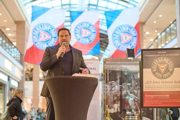 27 10 2025, 125th anniversary Holstein Kiel KSV exhibition opening in Citti Park Kiel, soccer, men, 2 BL 2 Bundesliga , season 2025 2026 Club historian Patrick Nawe gives a speech Kiel Citti Park Kiel, shopping center Schleswig Holstein Germany