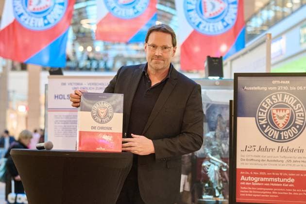 27 10 2025, 125th anniversary Holstein Kiel KSV exhibition opening in Citti Park Kiel, soccer, men, 2 BL 2 Bundesliga , season 2025 2026 Club historian Patrick Nawe shows the chronicle Kiel Citti Park Kiel, shopping center Schleswig Holstein Germany
