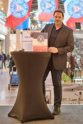 27 10 2025, 125th anniversary Holstein Kiel KSV exhibition opening in Citti Park Kiel, soccer, men, 2 BL 2 Bundesliga , season 2025 2026 Club historian Patrick Nawe shows the chronicle Kiel Citti Park Kiel, shopping center Schleswig Holstein Germany