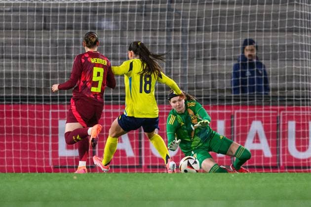 251027 Dilara Acikgöz of Germany against Emilia Pelgander and goalkeeper Elvira Björklund of Sweden during the international friendly under 23 football match between Sweden and Germany on October 27, 2025 in Malmö Photo Christoffer Borg Mattisson BILDBYRAN COP 261 CB0483 fotboll football soccer fotball u23 under 23 sverige sweden germany dam bbeng landslag  Copyright: CHRISTOFFERxBORGxMATTISSON BB251027CB042