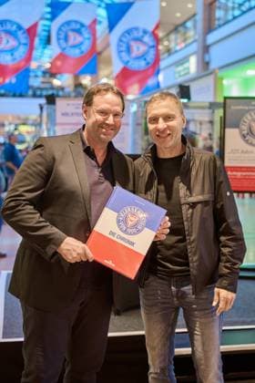 27 10 2025, 125th anniversary Holstein Kiel KSV exhibition opening in Citti Park Kiel, soccer, men, 2 BL 2 Bundesliga , season 2025 2026 Club historian Patrick Nawe li with Daniel Jurgeleit Kiel Citti Park Kiel, shopping center Schleswig Holstein Germany