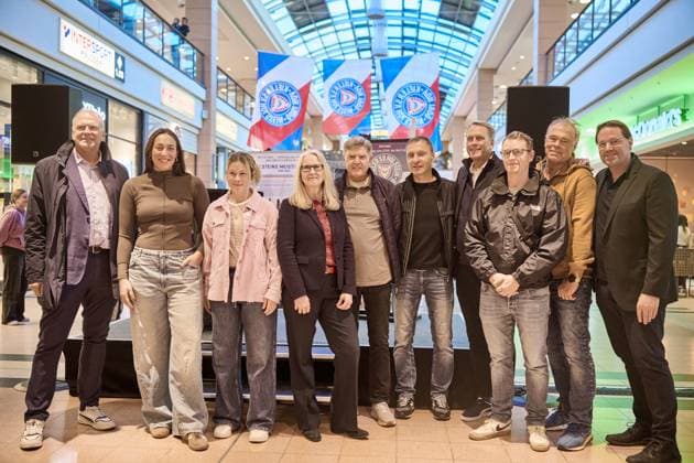 27 10 2025, 125th anniversary Holstein Kiel KSV exhibition opening at Citti Park Kiel, soccer, men, 2 BL 2 Bundesliga , season 2025 2026 Club historian Patrick Nawe re with managing director Wolfgang Schwenke, Holstein Women players Lela Naward Sarah Begunk, Citti Park Kiel center manager Silke Brombacher, legends Harry Witt and Daniel Jurgeleit, president Steffen Schneekloth and legend Immo Stelzer Kiel Citti Park Kiel, shopping center Schleswig Holstein Germany