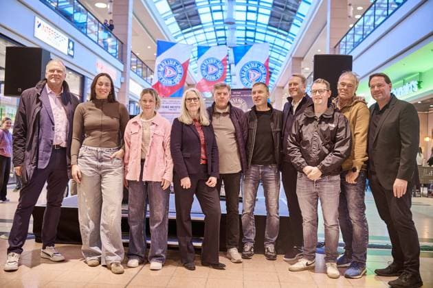 27 10 2025, 125th anniversary Holstein Kiel KSV exhibition opening at Citti Park Kiel, soccer, men, 2 BL 2 Bundesliga , season 2025 2026 Club historian Patrick Nawe re with managing director Wolfgang Schwenke, Holstein Women players Lela Naward Sarah Begunk, Citti Park Kiel center manager Silke Brombacher, legends Harry Witt and Daniel Jurgeleit, president Steffen Schneekloth and legend Immo Stelzer Kiel Citti Park Kiel, shopping center Schleswig Holstein Germany