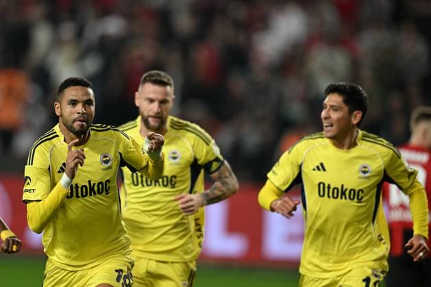 Gaziantep FK v Fenerbahce - Turkish Super Lig GAZIANTEP, TURKIYE - OCTOBER 27: En-Nesyri of Fenerbahce celebrates after a goal during Turkish Super Lig match between Gaziantep FK and Fenerbahce in Gaziantep, Turkiye on October 27, 2025. Adsiz Günebakan Anadolu Gaziantep Turkey. Editorial use only. Please get in touch for any other usage.  Copyright: x2025xAnadoluxAdsÄ±zxGünebakanx