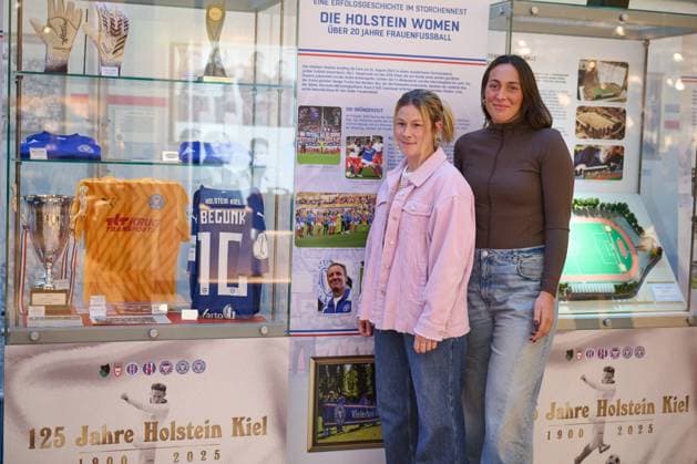 27 10 2025, 125th anniversary Holstein Kiel KSV exhibition opening in Citti Park Kiel, soccer, men, 2 BL 2 Bundesliga , season 2025 2026 Holstein Women captain Sarah Begunk li and goalkeeper Lela Naward Kiel Citti Park Kiel, shopping center Schleswig Holstein Germany