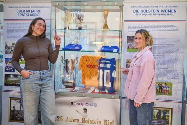 27 10 2025, 125th anniversary Holstein Kiel KSV exhibition opening in Citti Park Kiel, soccer, men, 2 BL 2 Bundesliga , season 2025 2026 Holstein Women captain Sarah Begunk re and goalkeeper Lela Naward Kiel Citti Park Kiel, shopping center Schleswig Holstein Germany