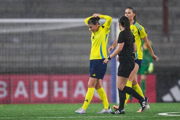 251027 Hanna Wijk of Sweden in pain during the international friendly under 23 football match between Sweden and Germany on October 27, 2025 in Malmö Photo Christoffer Borg Mattisson BILDBYRAN COP 261 CB0483 fotboll football soccer fotball u23 under 23 sverige sweden germany dam bbeng landslag skada  Copyright: CHRISTOFFERxBORGxMATTISSON BB251027CB048