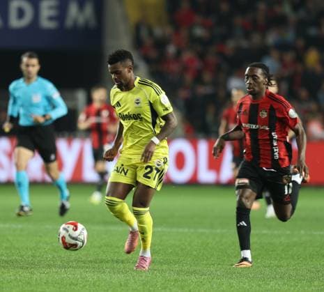 Gaziantep FK v Fenerbahce - Turkish Super Lig GAZIANTEP, TURKIYE - OCTOBER 27: Semedo of Fenerbahce in action during Turkish Super Lig match between Gaziantep FK and Fenerbahce in Gaziantep, Turkiye on October 27, 2025. Omer Faruk Salman Anadolu Gaziantep Turkey. Editorial use only. Please get in touch for any other usage.  Copyright: x2025xAnadoluxOmerxFarukxSalmanx