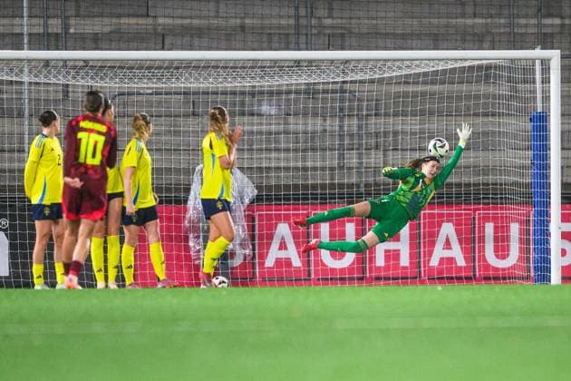 251027 Larissa Muhlhaus of Germany scores 0 1 behind goalkeeper Elvira Björklund of Sweden during the international friendly under 23 football match between Sweden and Germany on October 27, 2025 in Malmö Photo Christoffer Borg Mattisson BILDBYRAN COP 261 CB0483 fotboll football soccer fotball u23 under 23 sverige sweden germany dam bbeng landslag  Copyright: CHRISTOFFERxBORGxMATTISSON BB251027CB058