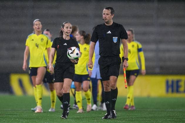 251027 Referee Selma Griberg and assistant referee Magnus Blennersjö during the international friendly under 23 football match between Sweden and Germany on October 27, 2025 in Malmö Photo Christoffer Borg Mattisson BILDBYRAN COP 261 CB0483 fotboll football soccer fotball u23 under 23 sverige sweden germany dam bbeng landslag sverige sweden tyskland germany  Copyright: CHRISTOFFERxBORGxMATTISSON BB251027CB059