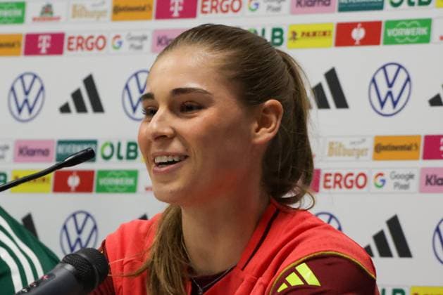 27 10 2025, xgrfx, Football DFB Media Dates, German Womens National Team Press Conference and Final Training v l Jule Brand German Womens National Team DFL DFB REGULATIONS PROHIBIT ANY USE OF PHOTOGRAPHS as IMAGE SEQUENCES and or QUASI VIDEO Caen