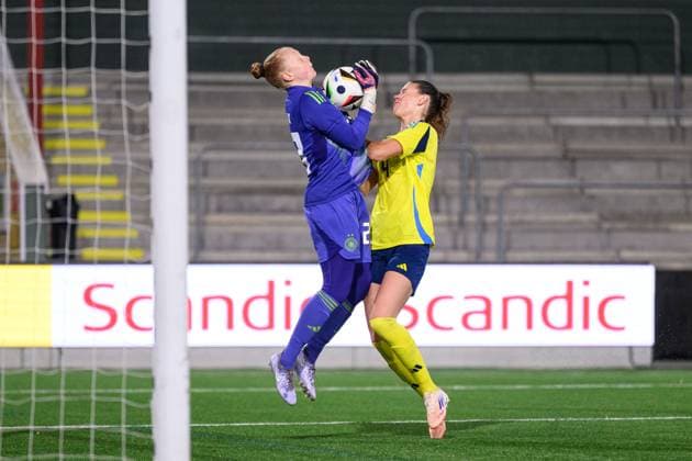 251027 goalkeeper Thea Farwick of Germany and Bella Andersson of Sweden during the international friendly under 23 football match between Sweden and Germany on October 27, 2025 in Malmö Photo Christoffer Borg Mattisson BILDBYRAN COP 261 CB0483 fotboll football soccer fotball u23 under 23 sverige sweden germany dam bbeng landslag  Copyright: CHRISTOFFERxBORGxMATTISSON BB251027CB079