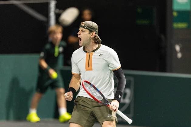 Rolex Paris Masters 2025 Zizou Bergs (BEL) plays against Alex Michelsen (USA) in the men s singles match on day one of the Paris ATP, Tennis Herren Masters 1000 tennis tournament at the Paris La Defense Arena in Nanterre, on the outskirts of Paris, on october 27, 2025. Paris France  Copyright: xIbrahimxEzzatx originalFilename:ezzat-notitle251027_npSbH.jpg