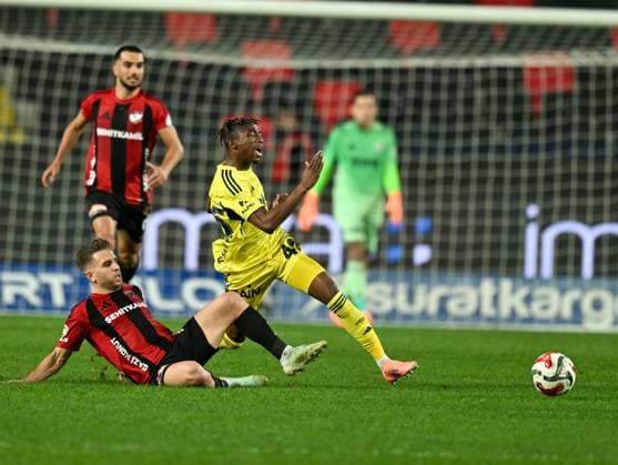 Gaziantep FK v Fenerbahce - Turkish Super Lig GAZIANTEP, TURKIYE - OCTOBER 27: Nene of Fenerbahce in action during Turkish Super Lig match between Gaziantep FK and Fenerbahce in Gaziantep, Turkiye on October 27, 2025. Adsiz Gunebakan Anadolu Gaziantep Turkey. Editorial use only. Please get in touch for any other usage.  Copyright: x2025xAnadoluxAdsizxGunebakanx