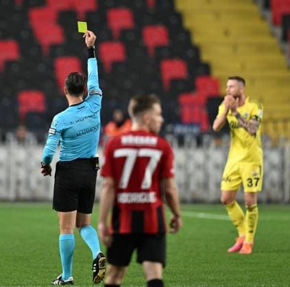 Gaziantep FK v Fenerbahce - Turkish Super Lig GAZIANTEP, TURKIYE - OCTOBER 27: Skriniar of Fenerbahce receives a yellow card during Turkish Super Lig match between Gaziantep FK and Fenerbahce in Gaziantep, Turkiye on October 27, 2025. Adsiz Gunebakan Anadolu Gaziantep Turkey. Editorial use only. Please get in touch for any other usage.  Copyright: x2025xAnadoluxAdsizxGunebakanx