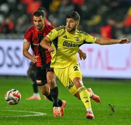 Gaziantep FK v Fenerbahce - Turkish Super Lig GAZIANTEP, TURKIYE - OCTOBER 27: Asensio of Fenerbahce in action during Turkish Super Lig match between Gaziantep FK and Fenerbahce in Gaziantep, Turkiye on October 27, 2025. Adsiz Gunebakan Anadolu Gaziantep Turkey. Editorial use only. Please get in touch for any other usage.  Copyright: x2025xAnadoluxAdsizxGunebakanx