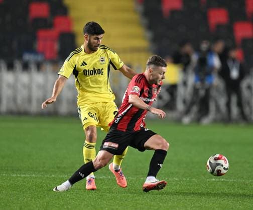 Gaziantep FK v Fenerbahce - Turkish Super Lig GAZIANTEP, TURKIYE - OCTOBER 27: Maxim of Gaziantep FK in action during Turkish Super Lig match between Gaziantep FK and Fenerbahce in Gaziantep, Turkiye on October 27, 2025. Adsiz Gunebakan Anadolu Gaziantep Turkey. Editorial use only. Please get in touch for any other usage.  Copyright: x2025xAnadoluxAdsizxGunebakanx