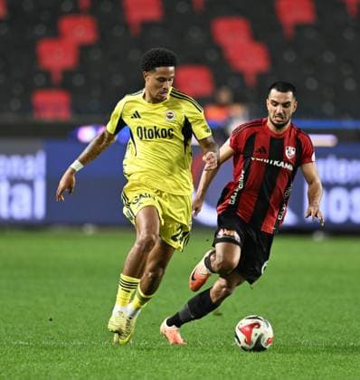 Gaziantep FK v Fenerbahce - Turkish Super Lig GAZIANTEP, TURKIYE - OCTOBER 27: Oosterwolde of Fenerbahce in action during Turkish Super Lig match between Gaziantep FK and Fenerbahce in Gaziantep, Turkiye on October 27, 2025. Adsiz Gunebakan Anadolu Gaziantep Turkey. Editorial use only. Please get in touch for any other usage.  Copyright: x2025xAnadoluxAdsizxGunebakanx