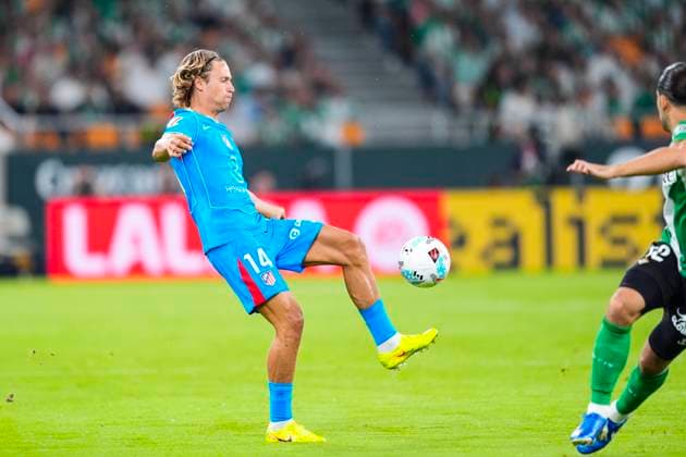 October 27, 2025, Sevilla, Sevilla, SPAIN: Marcos Llorente of Atletico de Madrid in action during the Spanish league, LaLiga EA Sports, football match played between Real Betis and Atletico de Madrid at La Cartuja stadium on October 27, 2025, in Sevilla, Spain. Sevilla SPAIN - ZUMAa181 20251027_zaa_a181_043 Copyright: xJoaquinxCorcherox