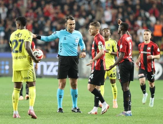 Gaziantep FK v Fenerbahce - Turkish Super Lig GAZIANTEP, TURKIYE - OCTOBER 27: Players object the referee, Atilla Karaoglan, during the Turkish Super Lig match between Gaziantep FK and Fenerbahce in Gaziantep, Turkiye on October 27, 2025. Omer Faruk Salman Anadolu Gaziantep Turkey. Editorial use only. Please get in touch for any other usage.  Copyright: x2025xAnadoluxOmerxFarukxSalmanx