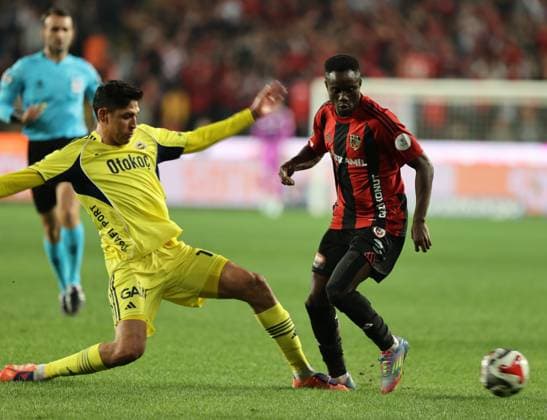 Gaziantep FK v Fenerbahce - Turkish Super Lig GAZIANTEP, TURKIYE - OCTOBER 27: Camara of Gaziantep FK in action during Turkish Super Lig match between Gaziantep FK and Fenerbahce in Gaziantep, Turkiye on October 27, 2025. Omer Faruk Salman Anadolu Gaziantep Turkey. Editorial use only. Please get in touch for any other usage.  Copyright: x2025xAnadoluxOmerxFarukxSalmanx