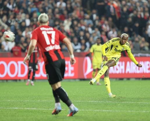 Gaziantep FK v Fenerbahce - Turkish Super Lig GAZIANTEP, TURKIYE - OCTOBER 27: Talisca of Fenerbahce scores a goal during Turkish Super Lig match between Gaziantep FK and Fenerbahce in Gaziantep, Turkiye on October 27, 2025. Omer Faruk Salman Anadolu Gaziantep Turkey. Editorial use only. Please get in touch for any other usage.  Copyright: x2025xAnadoluxOmerxFarukxSalmanx