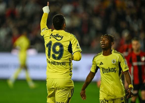 Gaziantep FK v Fenerbahce - Turkish Super Lig GAZIANTEP, TURKIYE - OCTOBER 27: En-Nesyri of Fenerbahce celebrates after a goal during Turkish Super Lig match between Gaziantep FK and Fenerbahce in Gaziantep, Turkiye on October 27, 2025. Adsiz Gunebakan Anadolu Gaziantep Turkey. Editorial use only. Please get in touch for any other usage.  Copyright: x2025xAnadoluxAdsizxGunebakanx