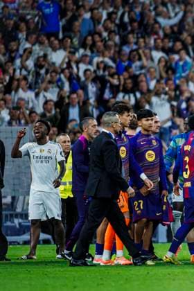 Real Madrid CF vs FC Barcelona, Barca - LaLiga EA Sports - 26 10 2025 Vinicius Junior of Real Madrid CF in the final discussion during the LaLiga EA Sports match between Real Madrid CF and FC Barcelona at Santiago Bernabeu Stadium on October 26, 2025 in Madrid, Spain. Madrid Spain Copyright: xMarinaxFrutos PGSxPhotoxAgencyx