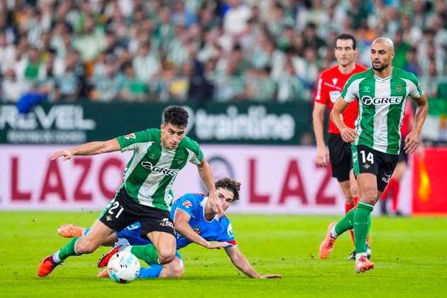 October 27, 2025, Sevilla, Sevilla, SPAIN: Julian Alvarez of Atletico de Madrid and Marc Roca of Real Betis in action during the Spanish league, LaLiga EA Sports, football match played between Real Betis and Atletico de Madrid at La Cartuja stadium on October 27, 2025, in Sevilla, Spain. Sevilla SPAIN - ZUMAa181 20251027_zaa_a181_056 Copyright: xJoaquinxCorcherox