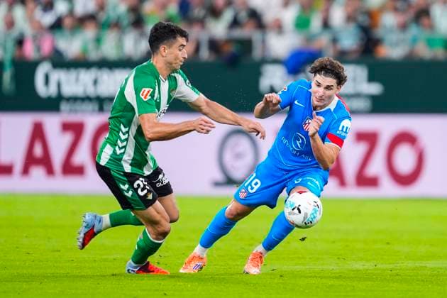 October 27, 2025, Sevilla, Sevilla, SPAIN: Julian Alvarez of Atletico de Madrid and Marc Roca of Real Betis in action during the Spanish league, LaLiga EA Sports, football match played between Real Betis and Atletico de Madrid at La Cartuja stadium on October 27, 2025, in Sevilla, Spain. Sevilla SPAIN - ZUMAa181 20251027_zaa_a181_057 Copyright: xJoaquinxCorcherox