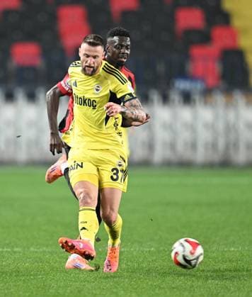 Gaziantep FK v Fenerbahce - Turkish Super Lig GAZIANTEP, TURKIYE - OCTOBER 27: Skriniar of Fenerbahce in action during Turkish Super Lig match between Gaziantep FK and Fenerbahce in Gaziantep, Turkiye on October 27, 2025. Adsiz Günebakan Anadolu Gaziantep Turkey. Editorial use only. Please get in touch for any other usage.  Copyright: x2025xAnadoluxAdsÄ±zxGünebakanx