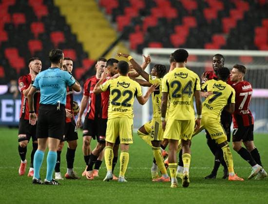 Gaziantep FK v Fenerbahce - Turkish Super Lig GAZIANTEP, TURKIYE - OCTOBER 27: Players argue during Turkish Super Lig match between Gaziantep FK and Fenerbahce in Gaziantep, Turkiye on October 27, 2025. Adsiz Günebakan Anadolu Gaziantep Turkey. Editorial use only. Please get in touch for any other usage.  Copyright: x2025xAnadoluxAdsÄ±zxGünebakanx