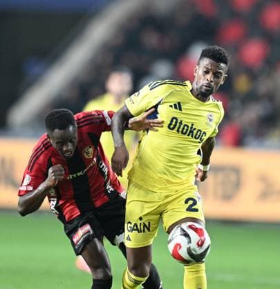 Gaziantep FK v Fenerbahce - Turkish Super Lig GAZIANTEP, TURKIYE - OCTOBER 27: Semedo of Fenerbahce in action during Turkish Super Lig match between Gaziantep FK and Fenerbahce in Gaziantep, Turkiye on October 27, 2025. Adsiz Günebakan Anadolu Gaziantep Turkey. Editorial use only. Please get in touch for any other usage.  Copyright: x2025xAnadoluxAdsÄ±zxGünebakanx
