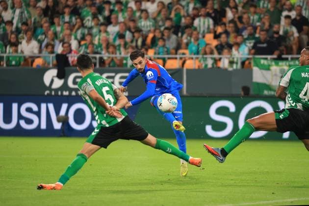 Footbal - LaLiga - Real Betis Balompie vs Atletico de Madrid SPAIN, SEVILLA, OCTOBRE 27. Alex Baena of Atletico de Madrid scores his team s second goal under pressure from Marc Bartra of Real Betis (L) and Natan of Real Real Betis during the LaLiga EA Sports football Match between Real Betis Balompie and Atletico de Madrid at Estadio La Cartuja on Octobre 27, 2025 in Sevilla, Spain. Photo by Manuel Blondeau AOP.Press Sevilla Estadio La Cartuja Andalusia Spain Copyright: x ManuelxBlondeau AOP.Pressx AOP20251027-0010