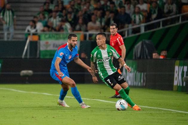Antony (N7) chased by Hancko (N17) during La Liga match between Real Betis and Atlético de Madrid at the Estadio de la Cartuja in Seville, Spain Copyright: xAndresxLopezxSheridanxx xSPPx Sportspressphoto_SPR52624
